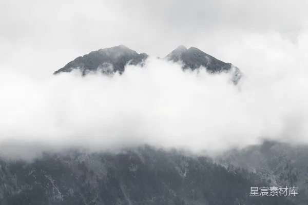 高清摄影 雾气缭绕的山峰。