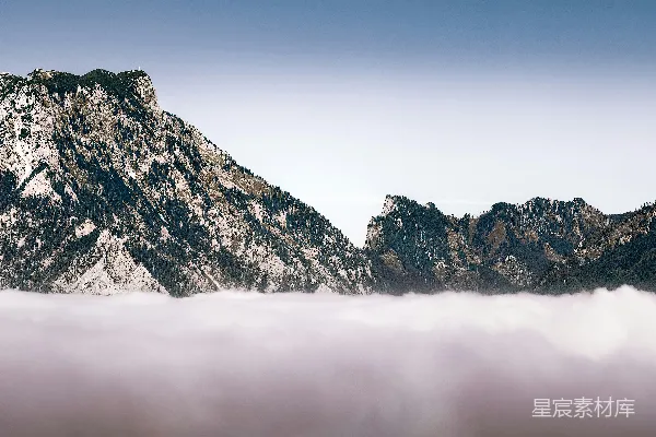 高清摄影 白天被白雪覆盖的山脉