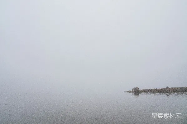 高清摄影 一片水域，远处可见陆地。
