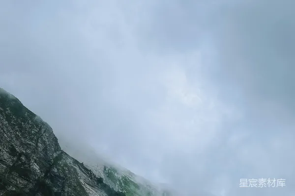 高清摄影 山峦透过薄雾和云层若隐若现。