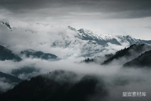 高清摄影 山峦笼罩在云雾之中。