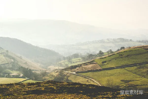 高清摄影 白天的绿色草地和山脉