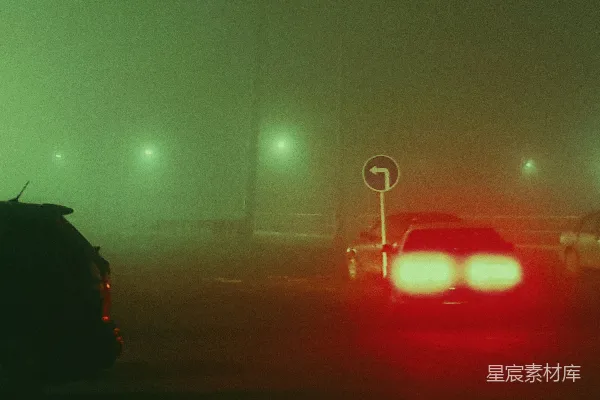 高清摄影 在黑暗的夜晚，绿色的雾气模糊了汽车和路灯。