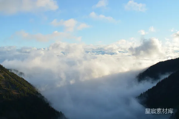 高清摄影 一座山脉的景色，云层低垂。