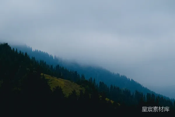 高清摄影 山脚下绿树成荫，白云飘浮。