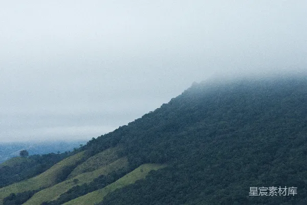 高清摄影 青山笼罩在浓雾之中，灰蒙蒙的天空下。