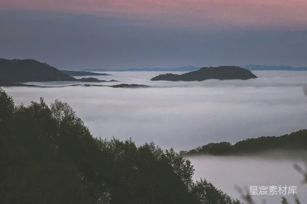 高清摄影 夕阳下，山谷被雾气笼罩。