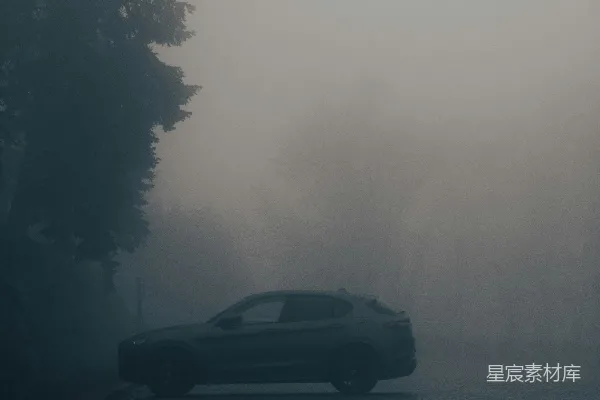 高清摄影 一辆汽车在雾中沿着道路行驶