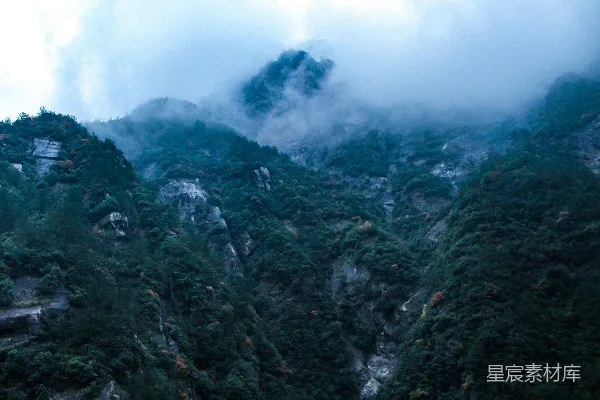 高清摄影 白天，山间白云下绿树成荫。