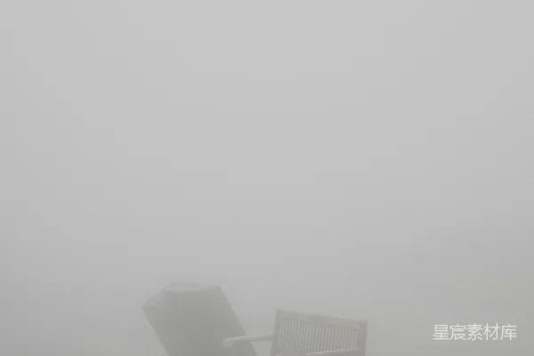 高清摄影 两个棕色的木制扶手椅放在棕色的沙地上。