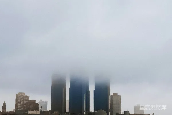 高清摄影 一片广阔的水域，背景中有座城市