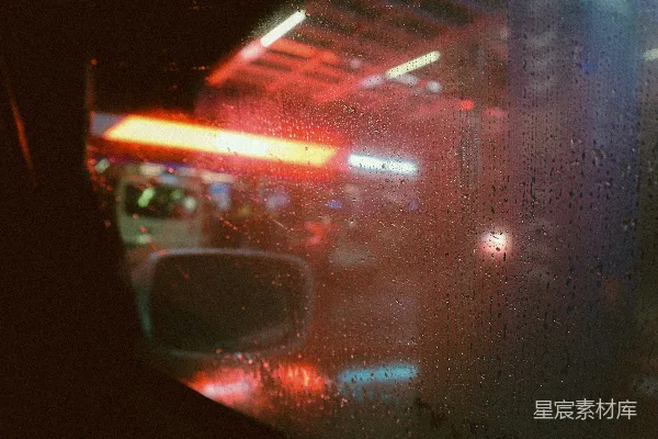 高清摄影 窗上凝结的水汽与霓虹灯