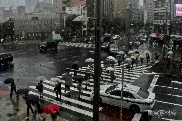 高清摄影 行人走在人行道上