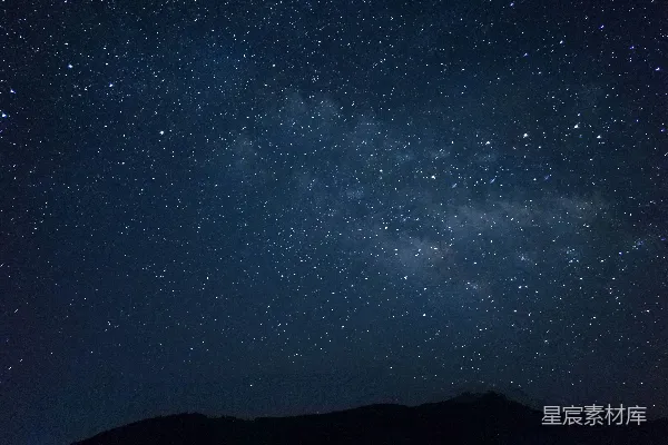 高清摄影 夜空中的星星布满了山的上方。