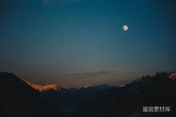 高清摄影 夜晚白雪覆盖的山峰与月亮