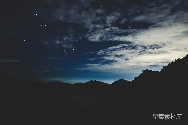高清摄影 山峰在白云下的剪影