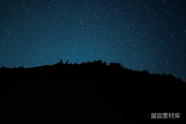 高清摄影 星空下的黑暗、剪影般的山丘。