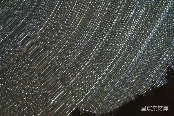 高清摄影 长曝光的星轨划过夜空。
