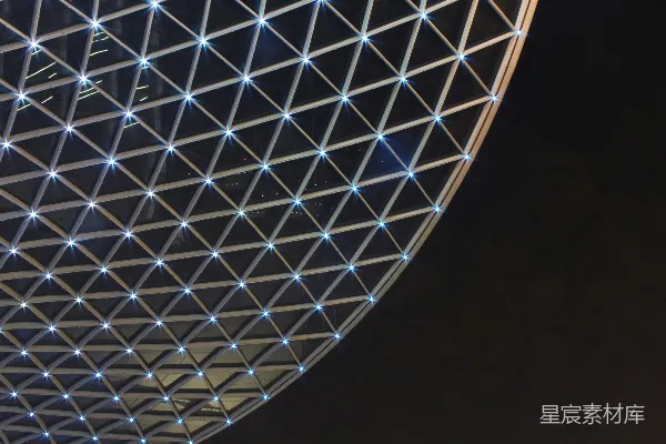 高清摄影 一座非常大的建筑物，上面有很多灯光。