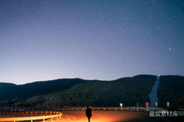 高清摄影 一个站在夜间的田野中央的人