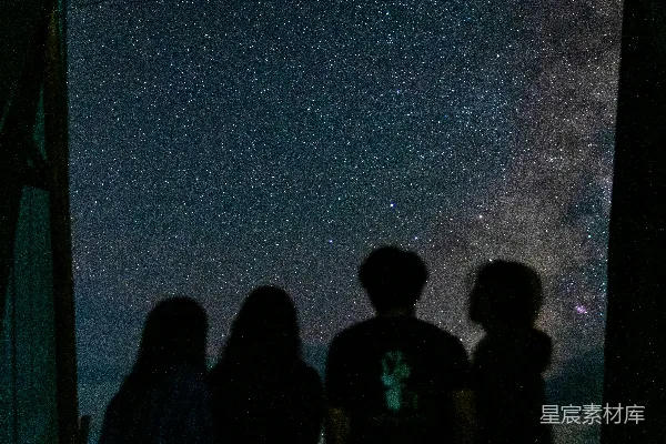 高清摄影 一群人在星空下并排而立。