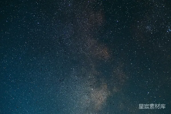 高清摄影 一根杆子上挂着一盏灯，天空中有星星。