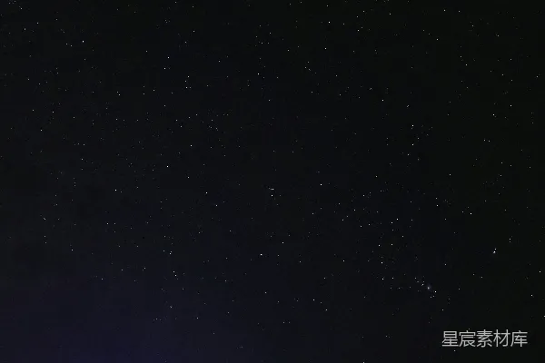高清摄影 一群人围坐在篝火旁过夜。