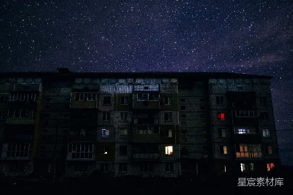 高清摄影 在星空下，黑白相间的混凝土建筑