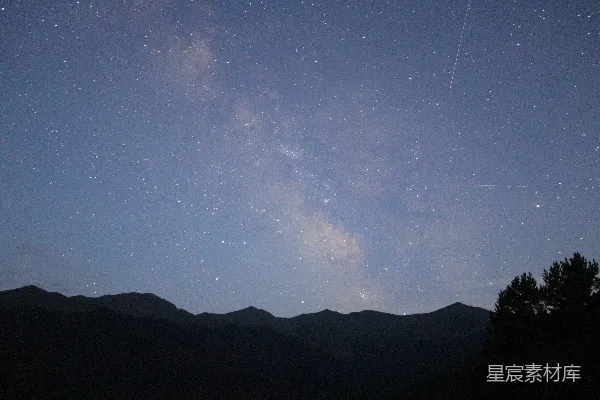 高清摄影 夜晚蓝天下，山的剪影中点缀着星星。