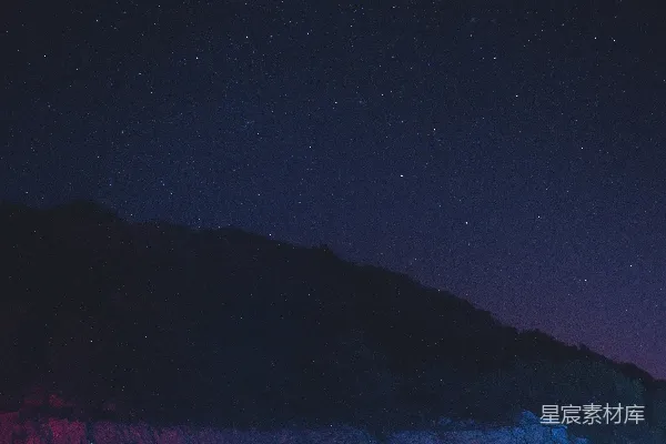 高清摄影 夜空中布满了星星，山峦之上。