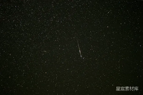 高清摄影 一个星空，星星闪烁，有一道明亮的光带。