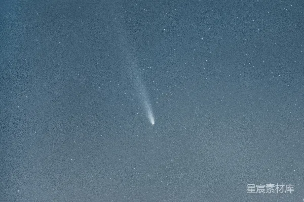 高清摄影 一颗彗星划过繁星点点的夜空。