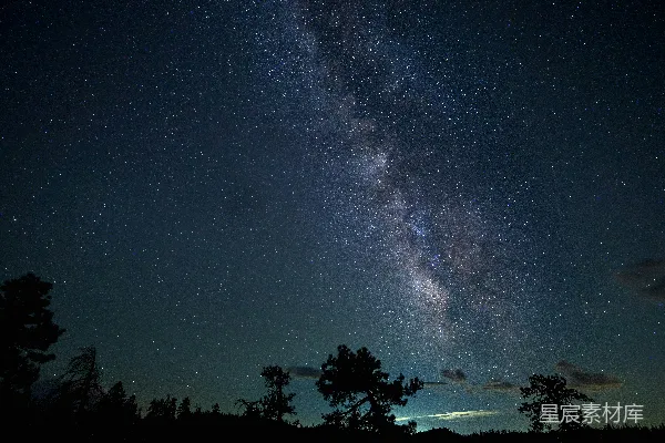 高清摄影 银河在夜空中闪闪发光。
