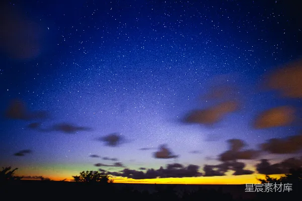 高清摄影 蓝色夜空中有星星照耀着平原