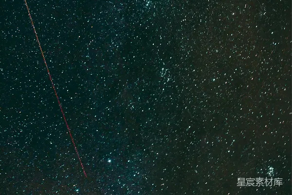 高清摄影 夜空中充满了星星，一棵树。