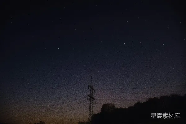 高清摄影 黄昏时分，电线上方的夜空中可以看到星星。