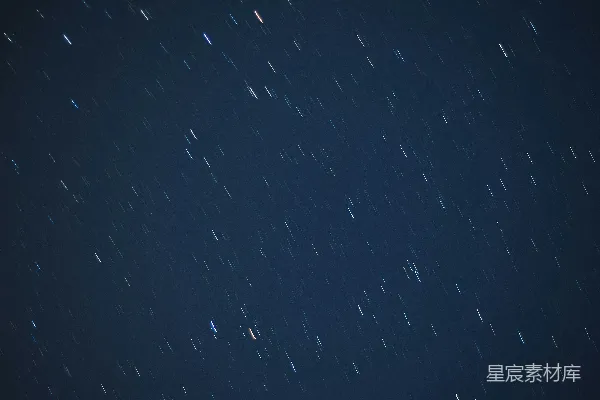 高清摄影 星轨划过黑暗的夜空。