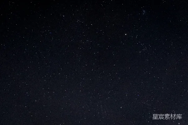 高清摄影 夜空布满了星星和几朵云。