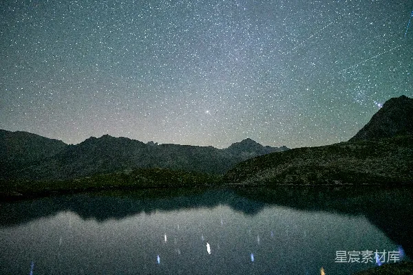 高清摄影 宁静的山间湖畔的星空夜景