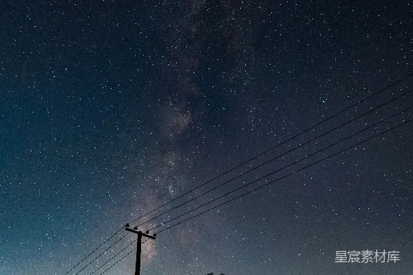 高清摄影 夜空中有星星和一根电话杆在前景