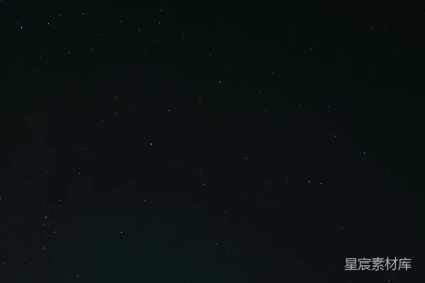 高清摄影 一片黑暗的天空中点缀着星星和几朵云彩。