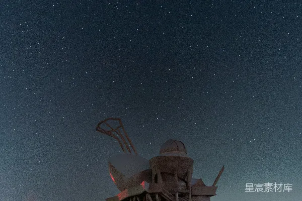 高清摄影 一座非常大的建筑坐落在山丘之巅，夜空下可见。