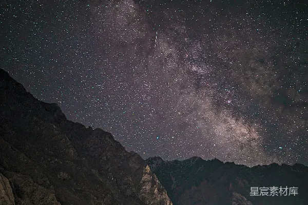 高清摄影 山脉连绵的夜空前有湖泊