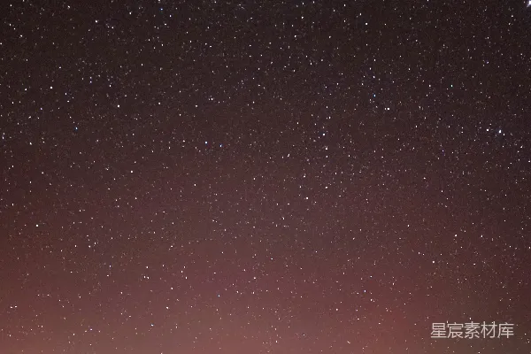高清摄影 星河与北极光映衬着剪影的草地