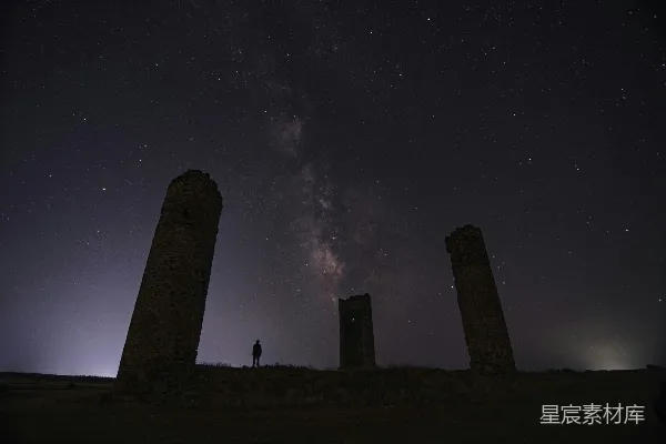 高清摄影 人们在夜晚站在棕色混凝土建筑附近。