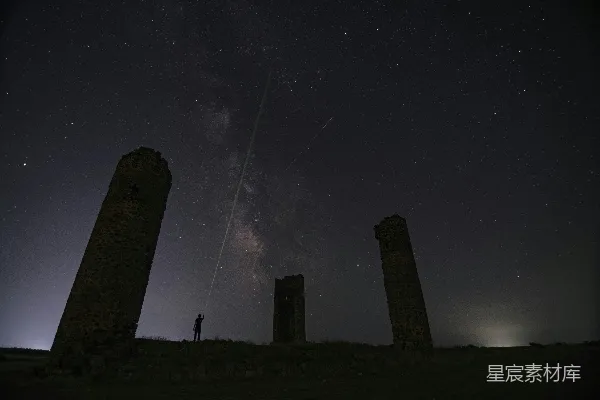 高清摄影 站在星空下的绿色草地上的人