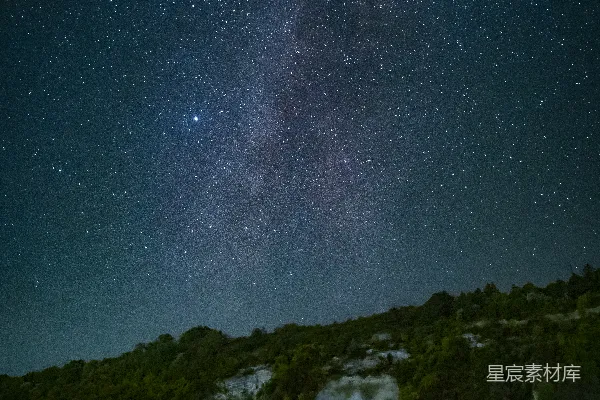 高清摄影 一座山上有树和天上的星星。