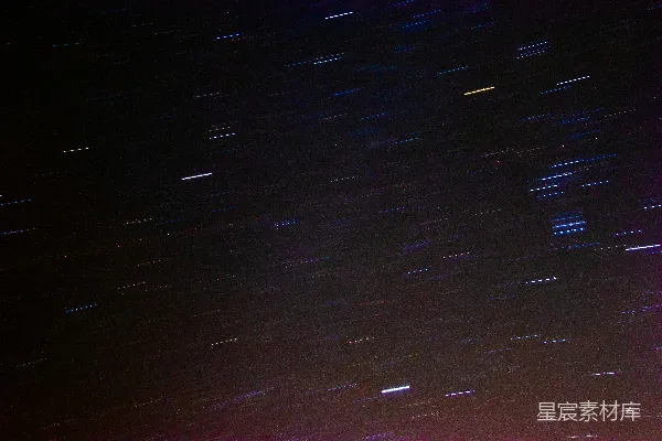 高清摄影 夜空中充满了许多星星。