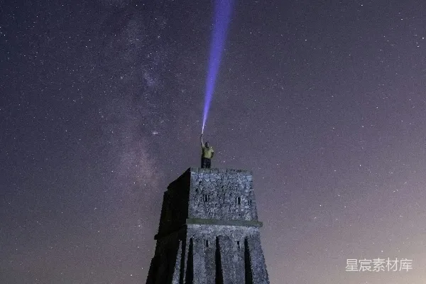 高清摄影 灰色混凝土塔在星空下