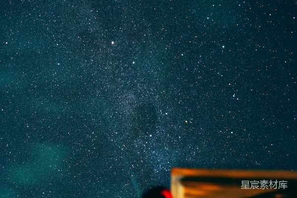 高清摄影 一个男人仰望天空中的星星。
